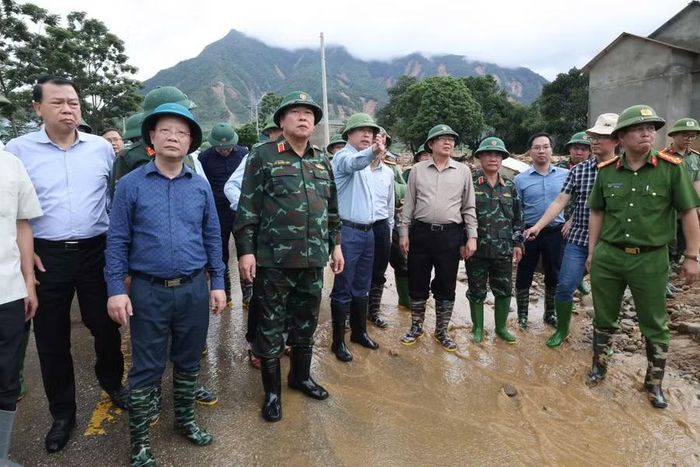 Đoàn công tác của Phó Thủ tướng Hồ Quốc Dũng kiểm tra tình hình thiệt hại do mưa lũ tại xã Mường Than.