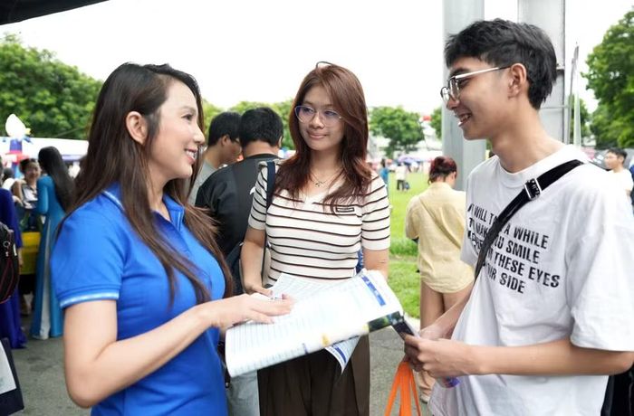 Thí sinh tìm hiểu thông tin tuyển sinh Trường Đại học Thủ Dầu Một (TPHCM). Ảnh: TDMU.