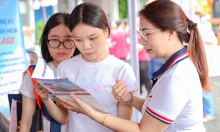 Chuyên gia tư vấn tuyển Trường Đại học Ngân hàng TPHCM trao đổi với thí sinh. Ảnh: HUB.