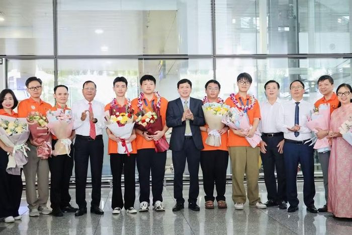 Lãnh đạo Cục Quản lý chất lượng, Bộ GD&ĐT chúc mừng đội tuyển.