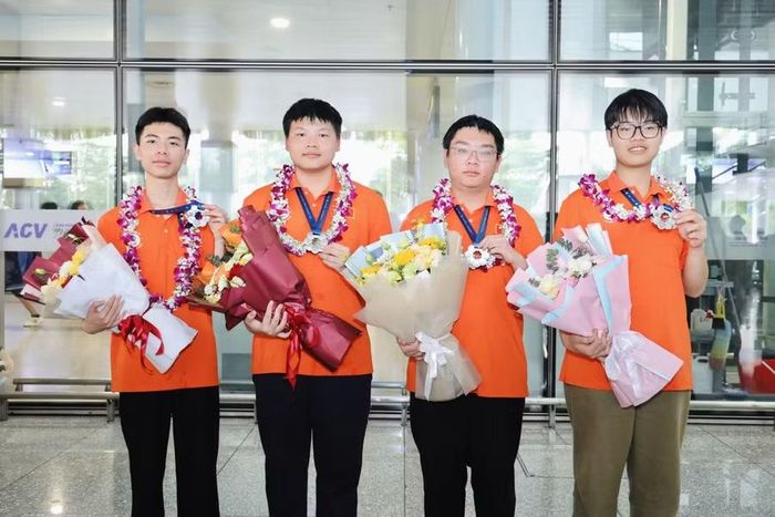 4 học sinh của đội tuyển Việt Nam đều đoạt Huy chương Bạc.