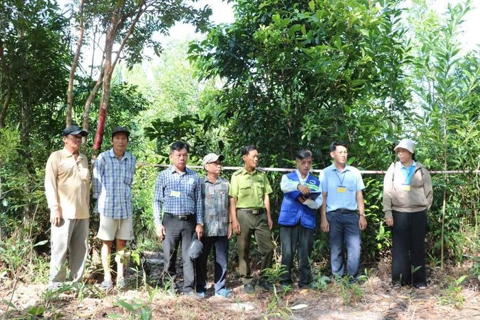 Lực lượng chức năng đọc các quyết định cưỡng chế, thu hồi đất.
