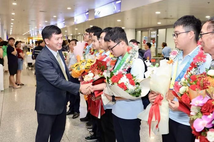 Lãnh đạo Cục Quản lý chất lượng chúc mừng đội tuyển.