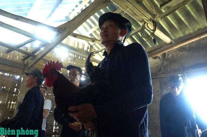 Bà con chuẩn bị lễ vật cho nghi thức cúng ông Hoàng Vần Thùng. Ảnh: Văn Đào