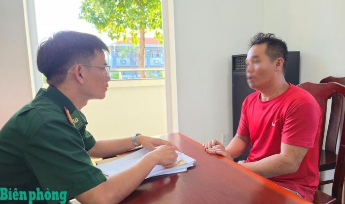 Cán bộ Đồn Biên phòng Phước Tỉnh lấy lời khai thuyền viên Nguyễn Văn Hải. Ảnh: Văn Danh