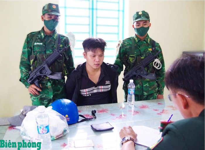 Đối tượng Lê Quan Trường cùng số tang vật khi bị bắt. Ảnh: Đơn vị cung cấp