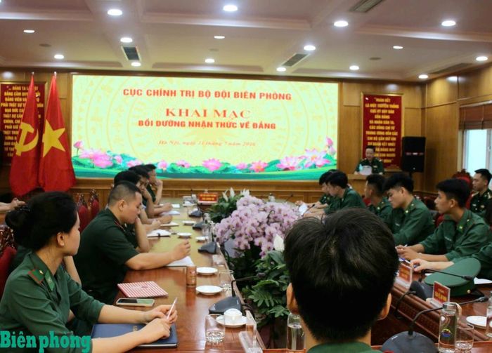 Toàn cảnh buổi khai mạc lớp bồi dưỡng nhận thức về Đảng cho đối tượng kết nạp Đảng và đảng viên mới năm 2026. Ảnh: Lương Linh