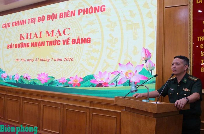 Đại tá Dương Công Tiệp quán triệt mục đích, yêu cầu của lớp bồi dưỡng cho các học viên. Ảnh: Lương Linh