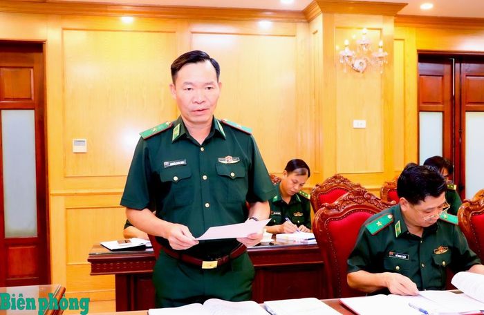 Thiếu tướng Nguyễn Xuân Toàn báo cáo quá trình nghiên cứu, xây dựng dự thảo Quy định quản lý, sử dụng nhà ở công vụ trong Bộ đội Biên phòng. Ảnh: Dân Chủ