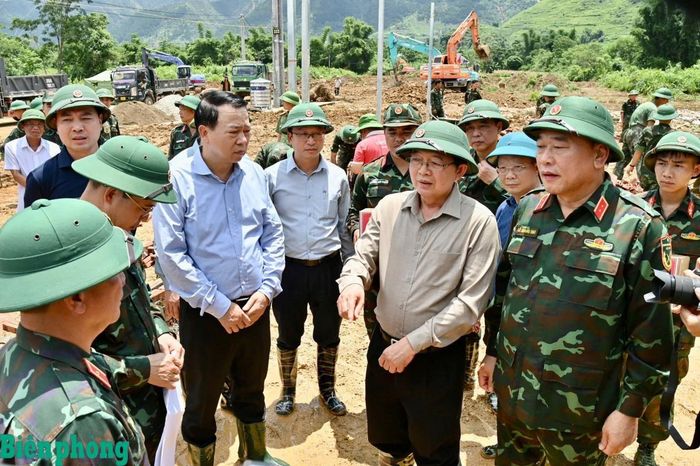 Phó Thủ tướng Hồ Quốc Dũng kiểm tra khu vực xây dựng nhà tái định cư cho các hộ dân bị cuốn trôi nhà cửa. Ảnh: Đức Duẩn