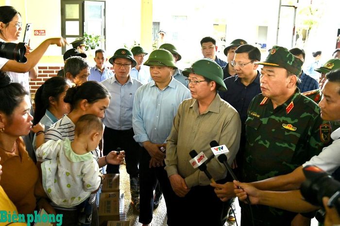 Phó Thủ tướng Hồ Quốc Dũng ân cần thăm hỏi, động viên nhân dân xã Mường Than. Ảnh: Đức Duẩn