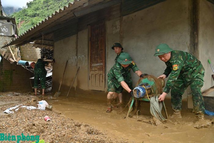 Cán bộ, chiến sĩ Bộ đội Biên phòng tỉnh Lai Châu bám địa bàn giúp dân khắc phục hậu quả thiên tai. Ảnh: Đức Duẩn