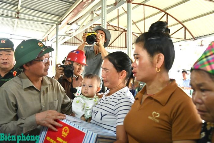 Phó Thủ tướng Hồ Quốc Dũng thăm, động viên, tặng quà bà con nhân dân xã Mường Than bị ảnh hưởng nặng nề bởi thiên tai. Ảnh: Đức Duẩn