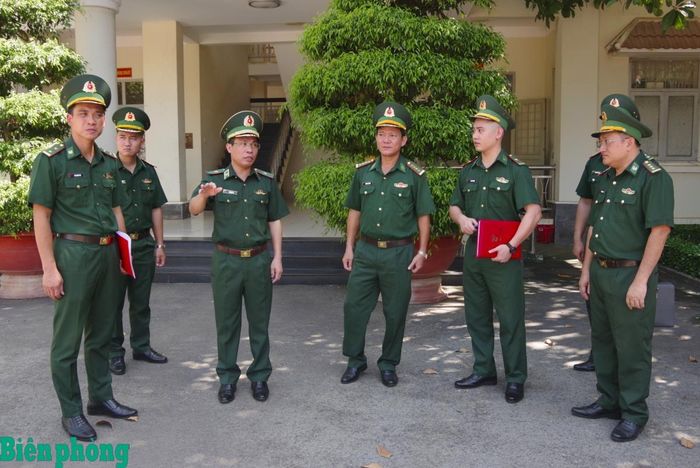 Thiếu tướng Vũ Quốc Ân thăm, động viên cán bộ, chiến sĩ Trạm Biên phòng cửa khẩu quốc tế Xa Mát, Đồn Biên phòng cửa khẩu quốc tế Xa Mát. Ảnh: Lê Khoa