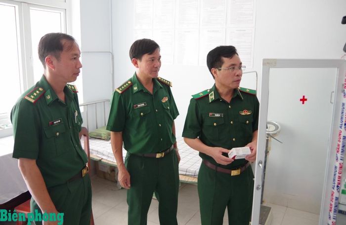 Thiếu tướng Vũ Quốc Ân kiểm tra tủ thuốc và nhắc nhở đơn vị quan tâm công tác phòng, chống dịch bệnh, chăm sóc sức khỏe cho bộ đội tại Đồn Biên phòng cửa khẩu Chàng Riệc. Ảnh: Lê Khoa