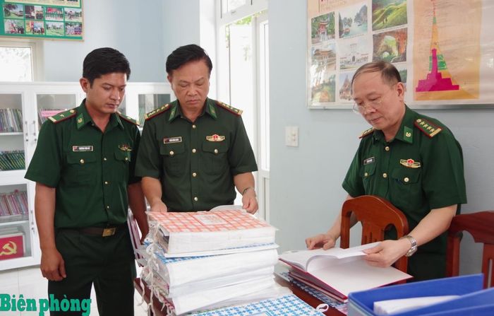 Các thành viên đoàn công tác nắm tình hình thông qua hồ sơ, văn bản tại Đồn Biên phòng cửa khẩu Chàng Riệc. Ảnh: Lê Khoa