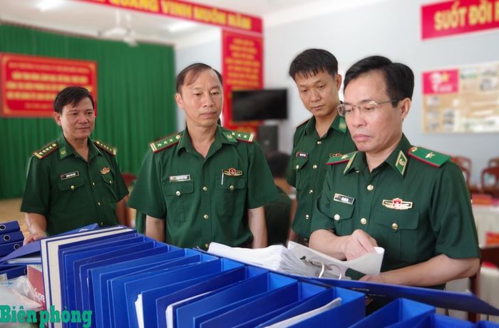 Thiếu tướng Vũ Quốc Ân kiểm tra hồ sơ, văn bản tại Đồn Biên phòng cửa khẩu Chàng Riệc. Ảnh: Lê Khoa