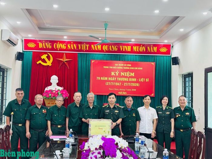 Đại tá Nguyễn Thanh Sơn trao quà của Đảng ủy, Bộ Tư lệnh Bộ đội Biên phòng tặng Trung tâm Điều dưỡng thương binh Kim Bảng, tỉnh Ninh Bình. Ảnh: Nguyễn Trang