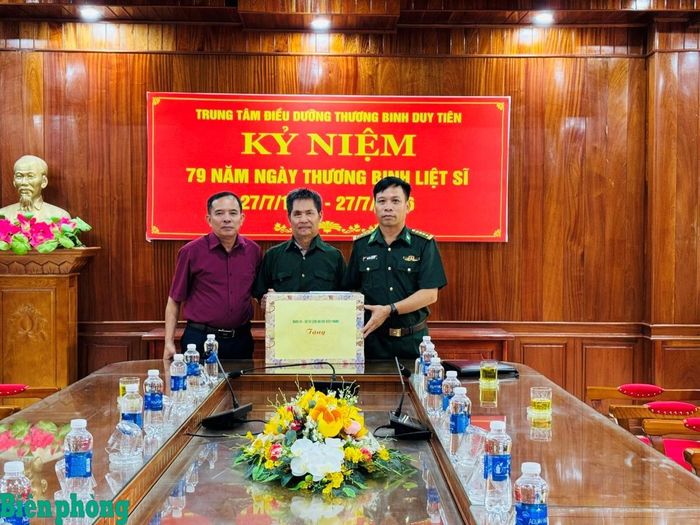 Đại tá Nguyễn Thanh Sơn trao quà của Đảng ủy, Bộ Tư lệnh Bộ đội Biên phòng tặng Trung tâm Điều dưỡng thương binh Duy Tiên, tỉnh Ninh Bình. Ảnh: Nguyễn Trang