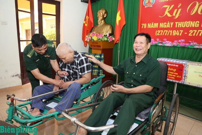 Đại tá Nguyễn Quốc Hiếu ân cần thăm hỏi sức khỏe, động viên các thương binh đang điều dưỡng tại Trung tâm Điều dưỡng thương binh Thuận Thành, tỉnh Bắc Ninh. Ảnh: Xuân Khoa