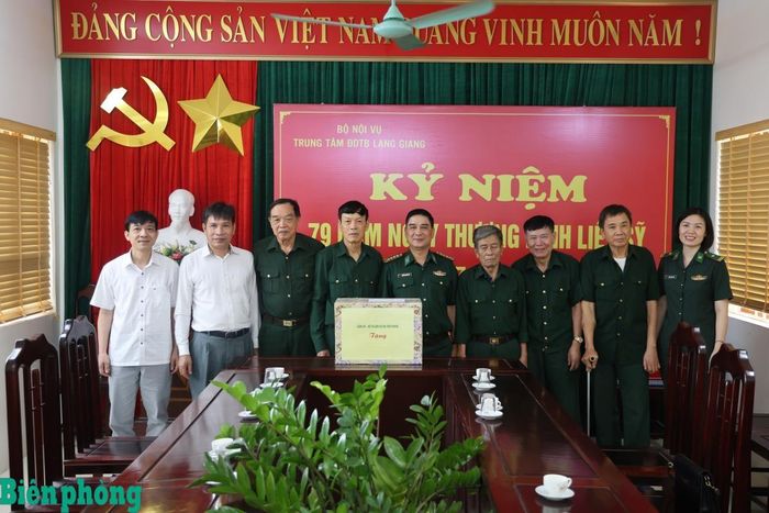 Đại tá Nguyễn Quốc Hiếu, Phó Chủ nhiệm Chính trị Bộ đội Biên phòng trao quà tặng các thương binh tại Trung tâm Điều dưỡng thương binh Lạng Giang, tỉnh Bắc Ninh. Ảnh: Xuân Khoa