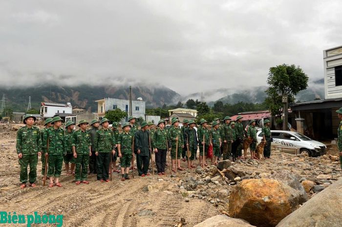 Cán bộ, chiến sĩ Ban Chỉ huy Bộ đội Biên phòng tỉnh Lai Châu và Đội công tác Trường Trung cấp 24 Biên phòng tập kết tại hiện trường, nghe phổ biến tình hình, thống nhất phương án và phân công khu vực tìm kiếm người còn mất tích tại bản Chít, xã Mường Than. Ảnh: Văn Nghĩa
