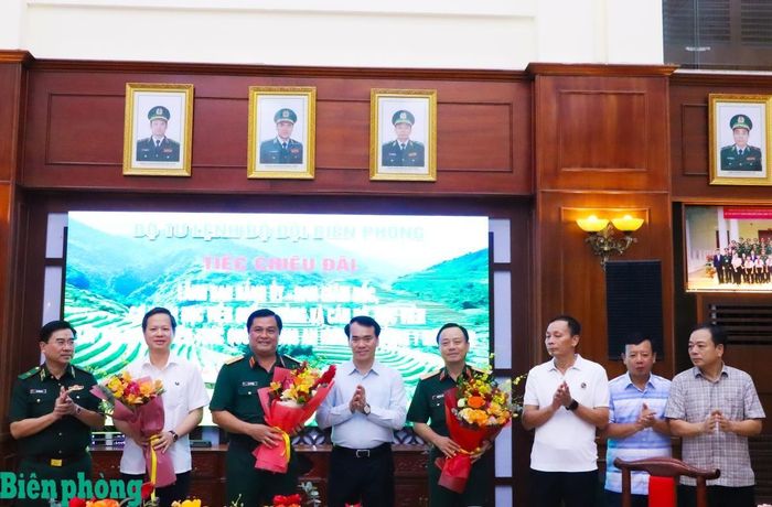 Trung tướng Vũ Trung Kiên cùng Thủ trưởng Bộ Tư lệnh Bộ đội Biên phòng tặng hoa chúc mừng đại biểu Học viện Quốc phòng và Lớp bồi dưỡng kiến thức quốc phòng, an ninh đối tượng 1, khóa 102. Ảnh: Dân Chủ