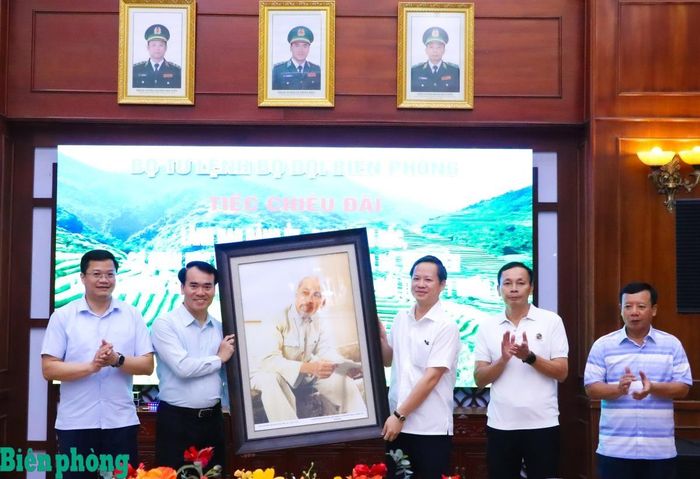 Đại diện Lớp bồi dưỡng kiến thức quốc phòng, an ninh đối tượng 1, khóa 102 trao quà tặng Bộ Tư lệnh Bộ đội Biên phòng. Ảnh: Dân Chủ