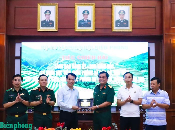 Thượng tướng Đỗ Văn Bảnh (thứ 3, từ phải sang) trao quà lưu niệm tặng Đảng ủy, Bộ Tư lệnh Bộ đội Biên phòng. Ảnh: Dân Chủ