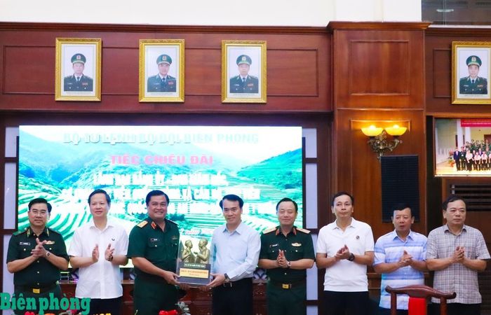 Trung tướng Vũ Trung Kiên (thứ 5, từ phải sang) trao quà lưu niệm tặng Đảng ủy, Ban Giám đốc Học viện Quốc phòng. Ảnh: Dân Chủ