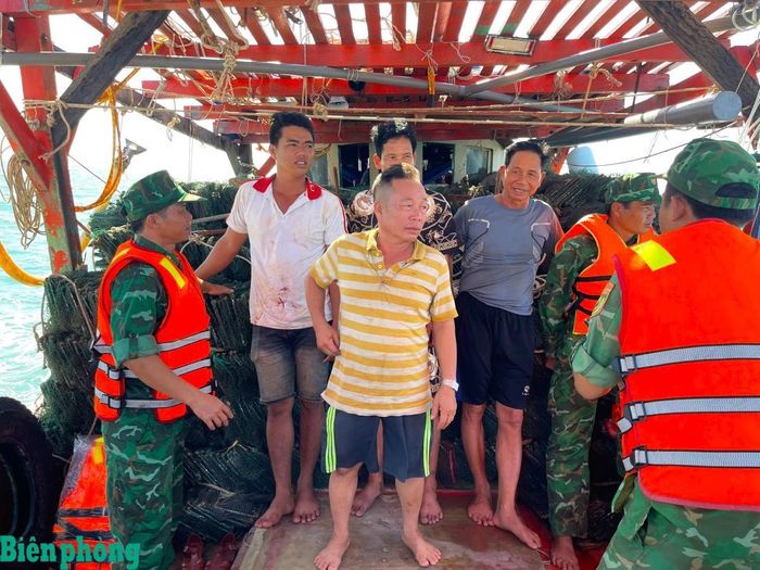 Các thuyền viên gặp nạn được tổ công tác Đồn Biên phòng Gành Hào cứu hộ, đưa lên tàu cá an toàn. Ảnh: Hoàng Tá