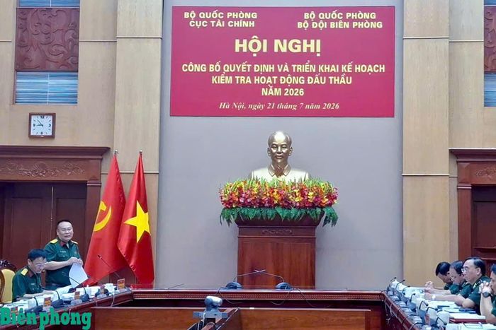 Đại tá Đoàn Phong Quang, Phó Cục trưởng Cục Tài chính, Bộ Quốc Phòng phát biểu tại hội nghị. Ảnh: Lương Linh