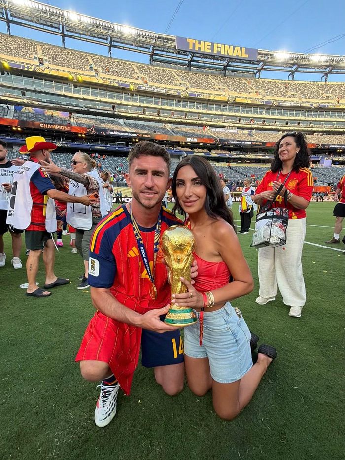 Hậu vệ Aymeric Laporte và vợ - vũ công Sara Botello hạnh phúc ghi lại khoảnh khắc ăn mừng chiến thắng trên sân.