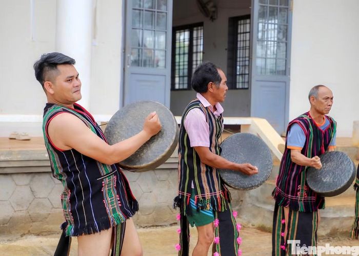 Y A Rôn chia sẻ, điều anh mong không phải là tất cả người trẻ đều ở lại bon làng, mà là hy vọng dù đi đâu, làm gì, họ vẫn nhớ tiếng chiêng của dân tộc mình, nhớ cội nguồn để một ngày lại trở về và tiếp nối những giá trị văn hóa cha ông đã gìn giữ.
