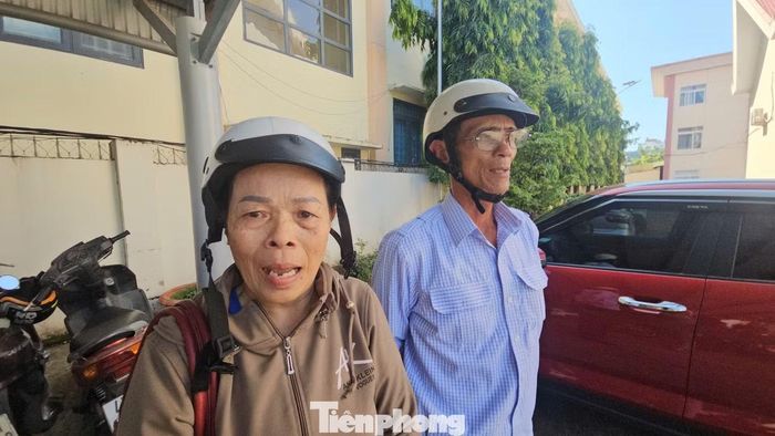 Bà Bửu bật khóc khi kể về hành trình tìm trường cho cháu.