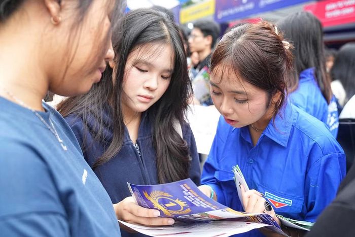 Thí sinh tìm hiểu thông tin tuyển sinh 2026. Ảnh: Duy Phạm