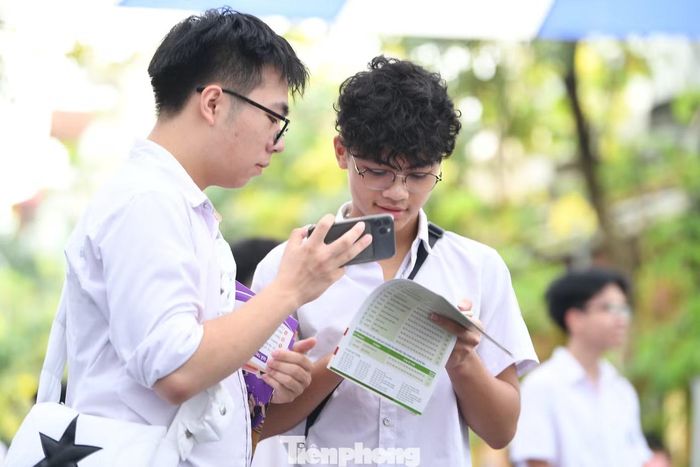 Thí sinh tìm hiểu thông tin tuyển sinh đại học 2026. Ảnh: Dương Triều