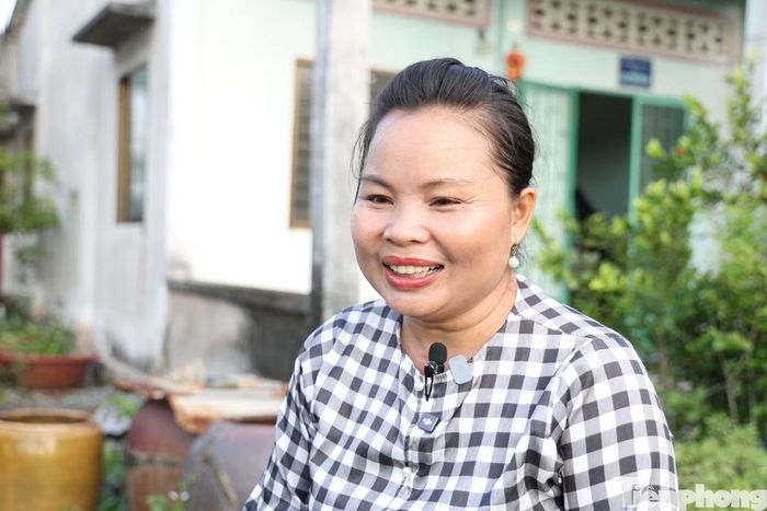 Lớn lên trong tình yêu thương của bà Lệ, chị Nguyễn Thanh Thủy luôn xem liệt sĩ Huỳnh Văn Quên là cha và tự hào khi được chính thức công nhận là con của ông. Ảnh: Nguyễn Tiến