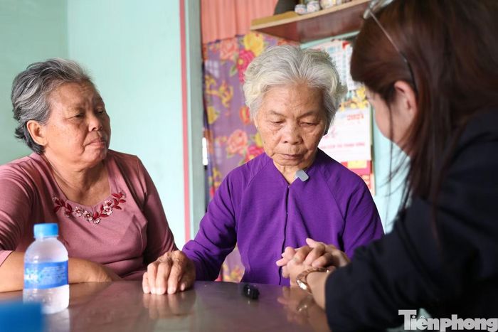 Bà Nguyễn Thị Lệ nghẹn ngào khi lần đầu tự hào giới thiệu: “Tôi là vợ liệt sĩ Huỳnh Văn Quên”. Ảnh: Nguyễn Tiến