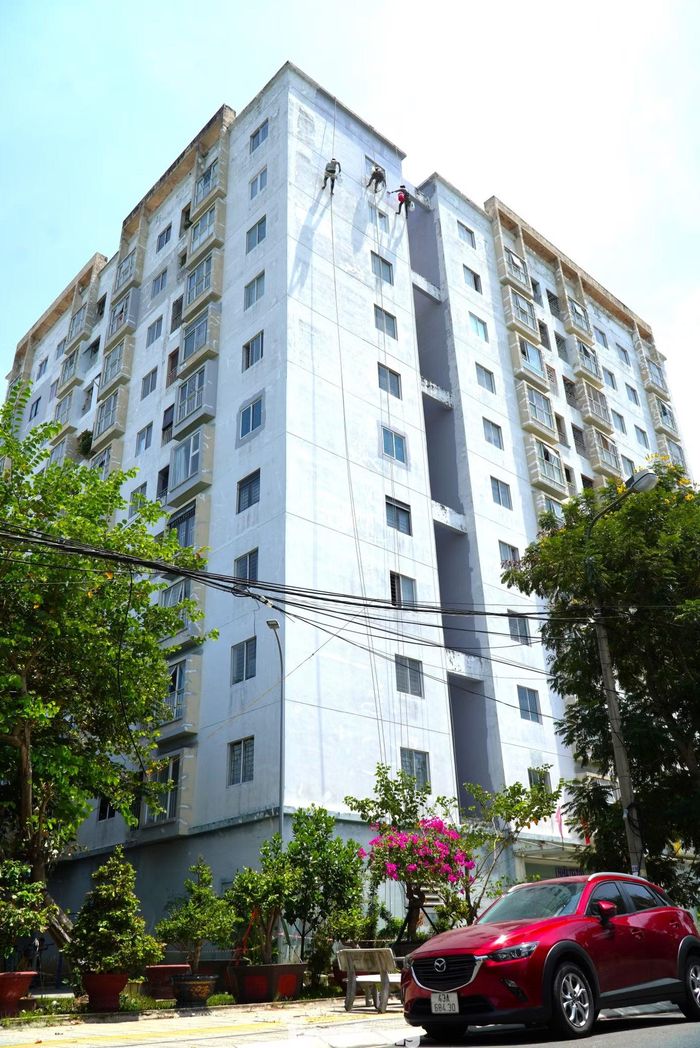 Tòa nhà cao 11 tầng tại phường Cẩm Lệ (thành phố Đà Nẵng) là nơi làm việc của nhóm thợ sơn suốt nhiều ngày qua. Công việc vừa vất vả, vừa nguy hiểm, và tuyệt nhiên không thể muốn là có chỗ tựa lưng hay vào bóng mát nghỉ ngơi.