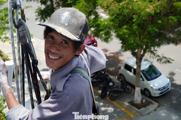 "Nghề nào cũng có vất vả, khó khăn, quan trọng là lạc quan với công việc của mình", anh Tấn cởi mở.