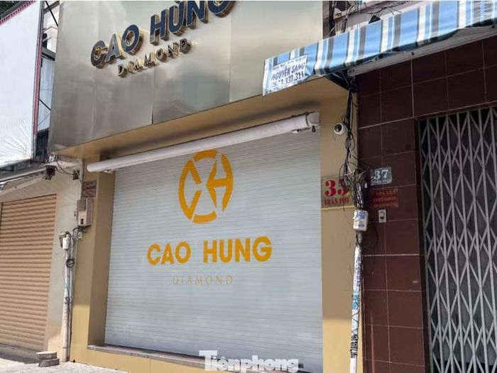 Cao Hùng Diamond trên đường Trần Phú (phường Chợ Quán) cũng thông báo tạm ngưng hoạt động - thu đổi trong thời gian 2 tuần. Đồng thời sẽ thông báo ngày tiếp nhận thu đổi trở lại trên fanpage sau. Theo nơi này, do lượng khách hàng đến thu đổi tăng và mong muốn được xử lý ngay lập tức, điều này khiến cửa hàng rơi vào tình trạng quá tải ngoài khả năng kiểm soát, không nghe kịp điện thoại cũng như không trả lời kịp tin nhắn, phía cửa hàng rất áp lực. Dù khẳng định "sẽ không dừng lại" nhưng cửa hàng này cũng nhấn mạnh "khách hàng là người quyết định có cho doanh nghiệp được tồn tại hay không".