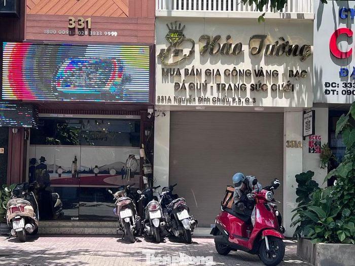 Những con phố chuyên kinh doanh vàng bạc, đá quý từng rất sầm uất tại TPHCM đã trở nên đìu hiu khi các tiệm vàng, kim cương thi nhau đóng cửa