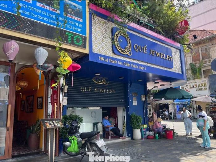 Mặt tiền khác của tiệm kim cương Quế Jewelry cửa chỉ mở hờ, bảo vệ ngồi bên trong khi thấy có khách sẽ thông báo cửa hàng tạm nghỉ. Tiệm kim cương này thông báo tạm nghỉ đến ngày 3/8 để sắp xếp lại hoạt động và chuẩn bị tốt hơn cho chặng đường sắp tới. Nơi này cũng hứa hẹn "đây chỉ là một khoảng nghỉ ngắn và sẽ sớm quay trở lại".
