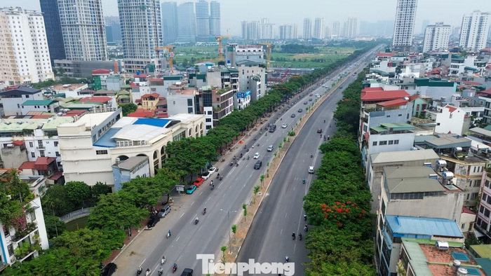 Tuyến Võ Chí Công dài hơn 4 km, là cửa ngõ kết nối trung tâm Hà Nội với cầu Nhật Tân và sân bay Nội Bài. Sau nhiều tháng thi công hệ thống cống hộp chống ngập, các rào chắn đã được tháo dỡ, giao thông trở lại bình thường.