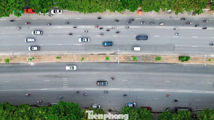 Theo quan sát, phần lớn các điểm bất cập tập trung trên khu vực từng đào mở để thi công cống hộp ngầm. Màu sắc giữa lớp nhựa mới và cũ cũng tạo thành những dải vá rõ nét trên toàn tuyến.
