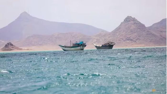 Tàu đi qua eo biển Bab el-Mandeb. (Ảnh: Reuters)