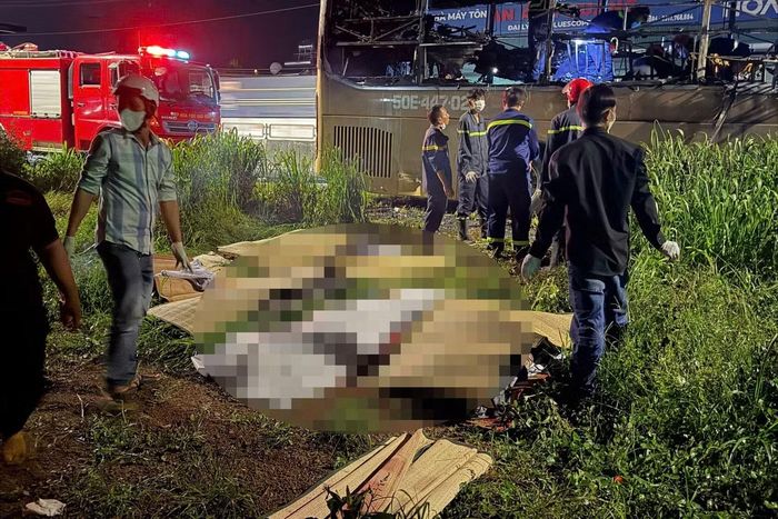 Lực lượng chức năng đưa thi thể nạn nhân ra ngoài. Nguồn: Vietnamnet