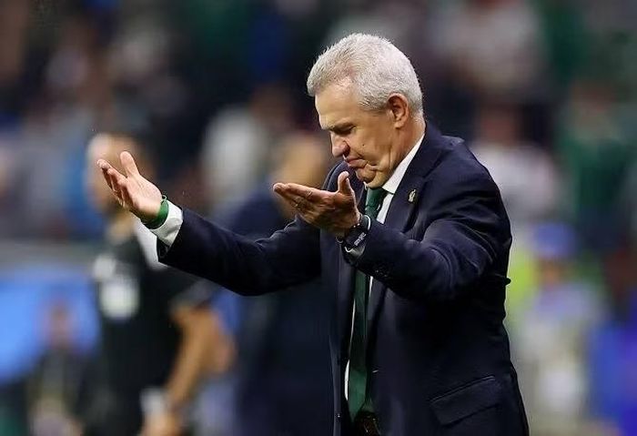 12. HLV Mexico đấu tâm lý với cầu thủ Anh: Javier Aguirre tạo ra một khoảnh khắc đáng chú ý trước trận Mexico gặp Anh ở vòng 16 đội tại sân Azteca. Sau cuộc trò chuyện thân thiện với Jude Bellingham, HLV Mexico chuyển sự chú ý sang Anthony Gordon và có những lời nói mang tính khiêu khích, tạo nên tình huống thú vị trước giờ bóng lăn.