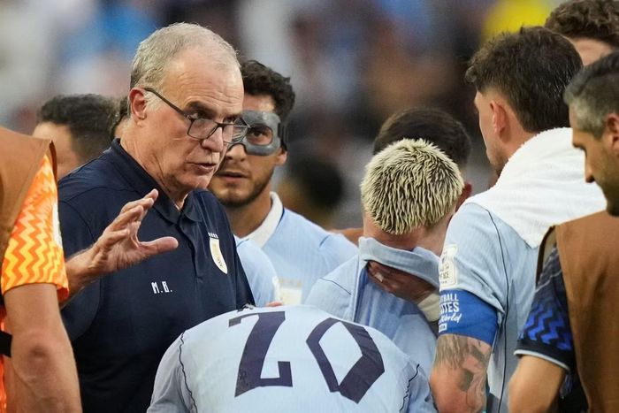 6. Marcelo Bielsa lạnh lùng trước truyền thông: World Cup 2026 không phải giải đấu dễ chịu với Marcelo Bielsa. HLV Uruguay từng hét lớn để giải tỏa cảm xúc trước một cuộc phỏng vấn và từ chối tạo dáng theo yêu cầu của ê-kíp trong buổi ghi hình trước giải, tạo nên những hình ảnh đối lập với phong cách vui vẻ thường thấy trong các đoạn giới thiệu của truyền hình.